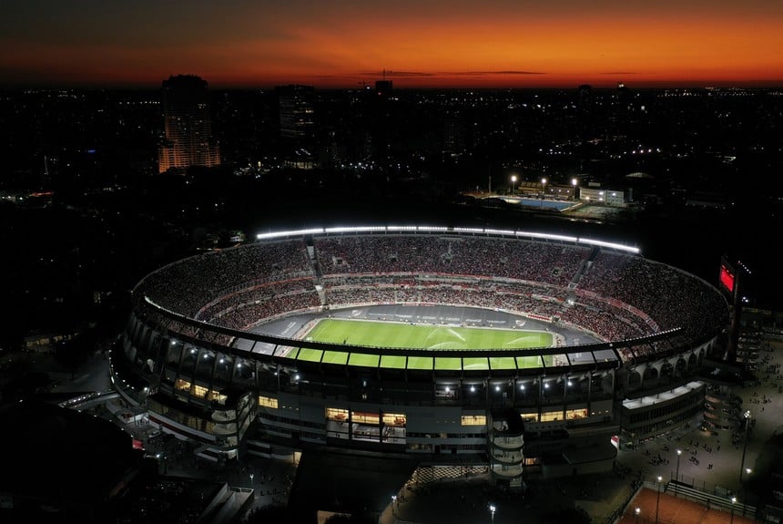 Com o Monumental de Nuñez, estádio “raiz”, Argentina tem o maior palco do  futebol da América do Sul. Brasil se rendeu aos “Padrão FIFA”